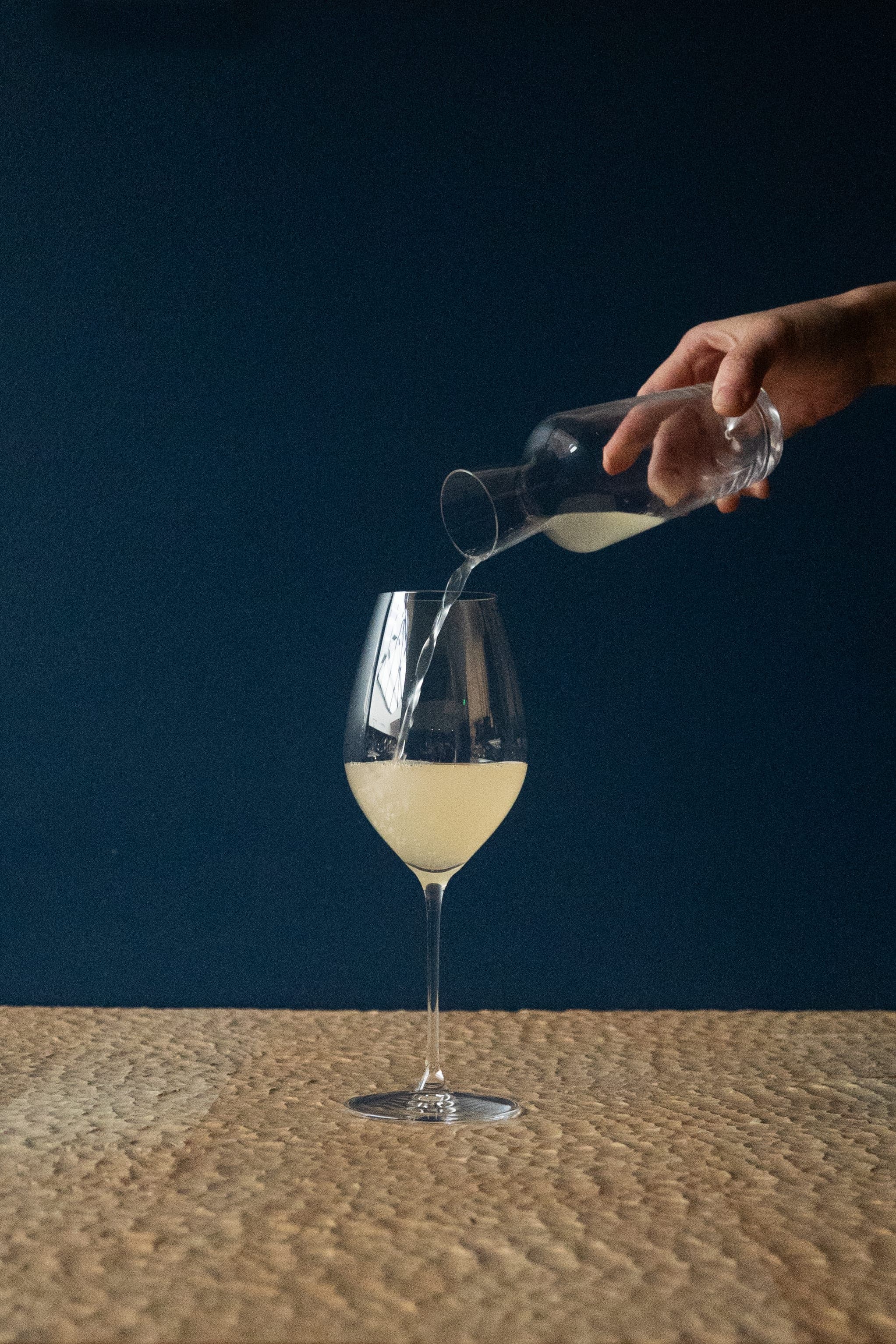 脚付きグラスに注がれる日本酒