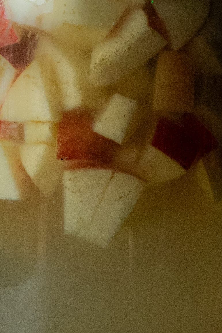 Fruits macérés dans une infusion maison, restaurant ERH
