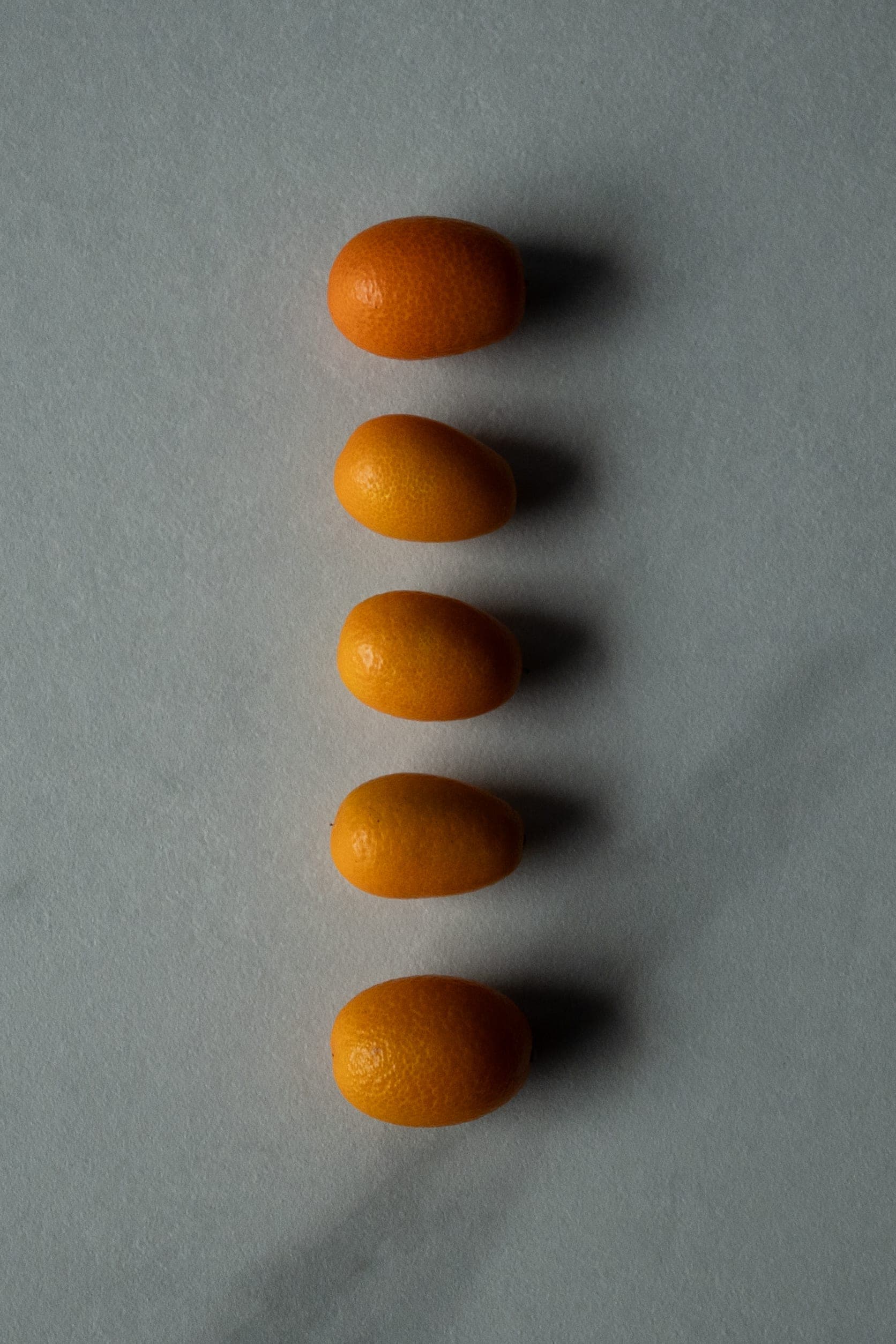 Rangée de kumquats frais sur fond clair