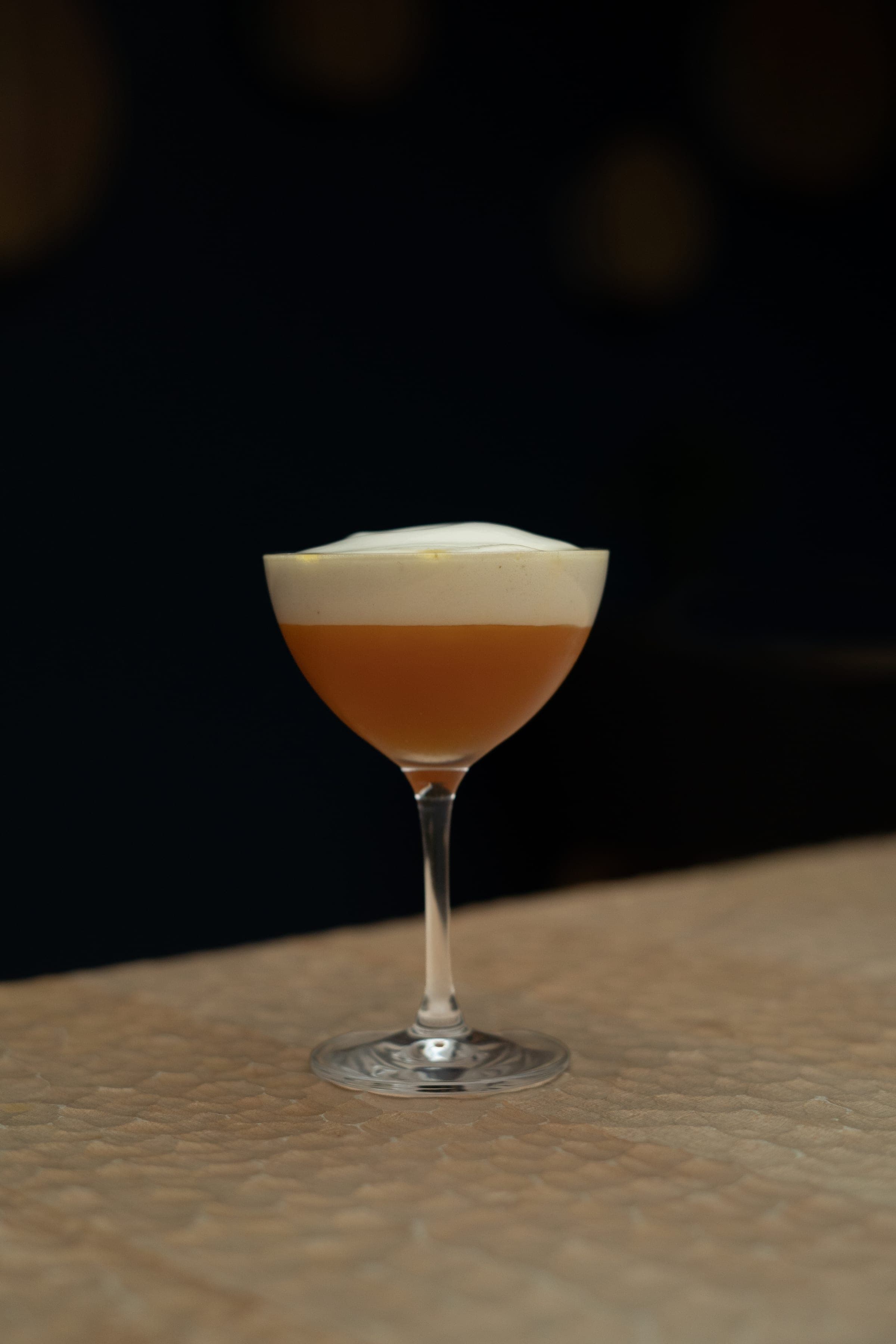 Cocktail sans alcool servi dans une coupe, fond noir